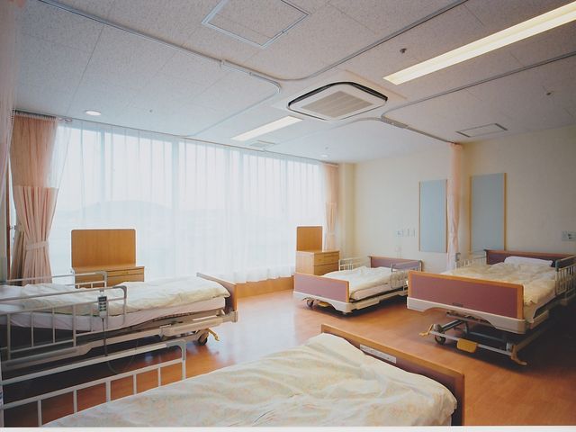 明るい居室の一角 居室 窓から自然光が入る居室です。快適な設備で、リラックスした時間を過ごせます。