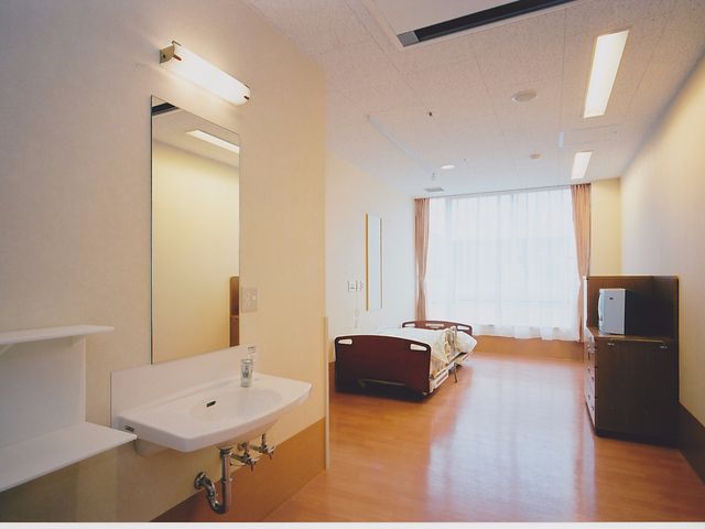 居室の明るい空間 居室 広々とした居室には、日の光が差し込み、快適な生活空間を提供しています。洗面台も備え付けられ、日々の生活が便利です。