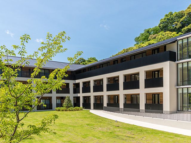 緑に囲まれた外観 外観 自然に囲まれた落ち着いた環境で、快適に働ける職場です。施設の雰囲気を感じてみませんか。