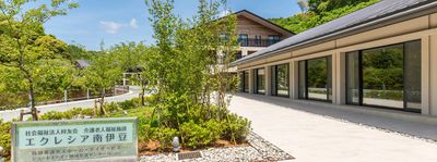 緑に囲まれた建物の外観