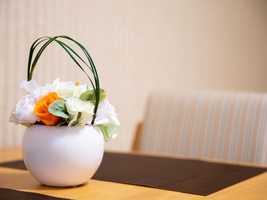 暖かみのある花のアレンジメント