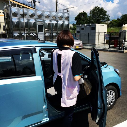 車の乗り降りする様子