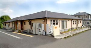 芝生が広がる建物外観