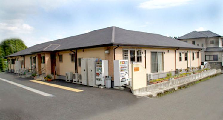 芝生が広がる建物外観