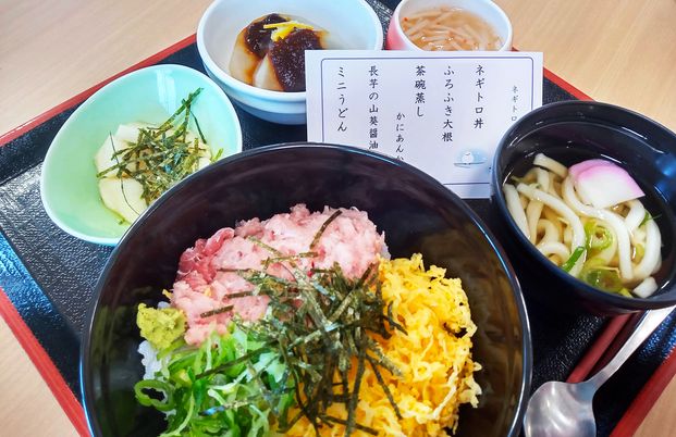 食事内容を示す料理