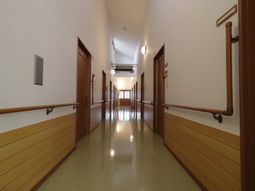 明るく清潔な廊下