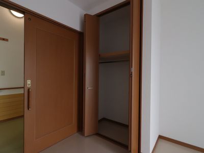 茶色の戸と広いクローゼット