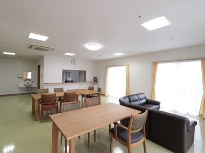共用スペースの明るい室内