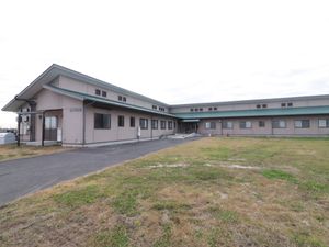 広々とした敷地の一階建て