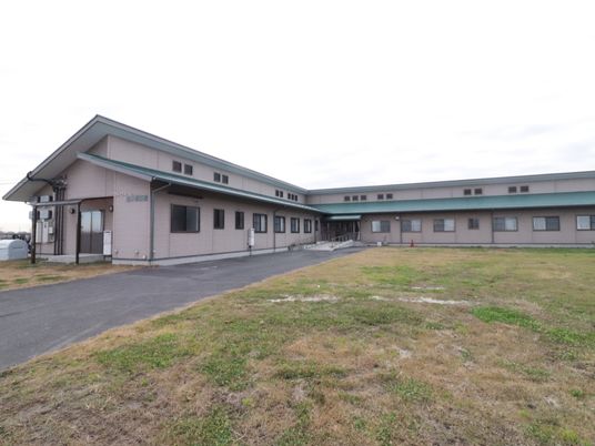 広々とした敷地の一階建て