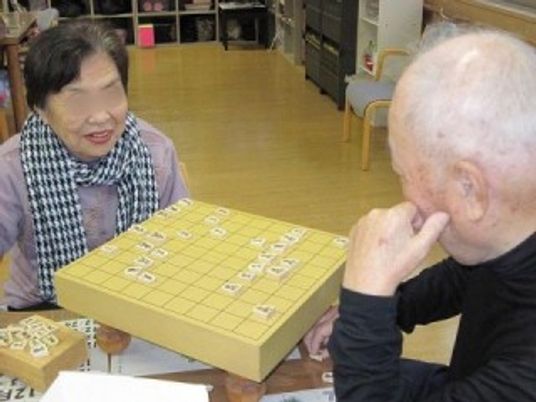 和やかな場面の室内