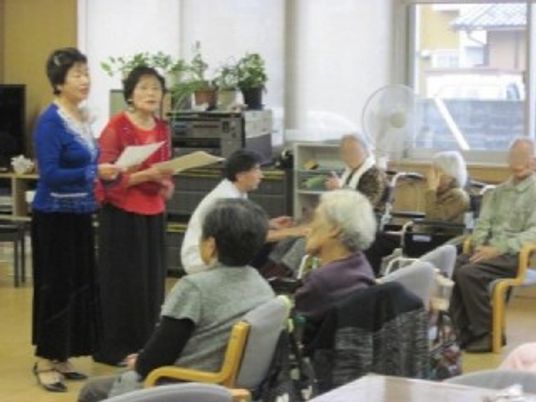 たくさんの椅子と人が集う場所