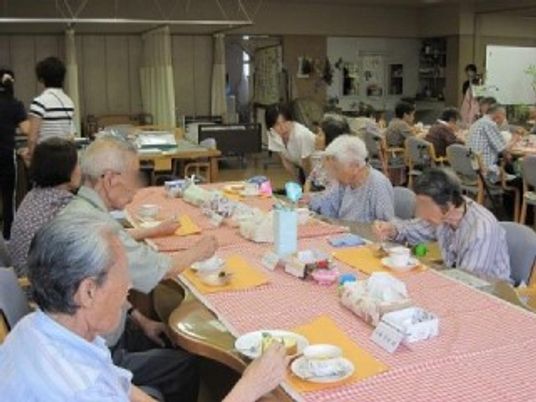 食事を楽しむ人々の居室