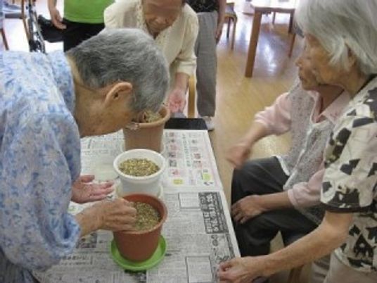 グループ活動を楽しむ人々