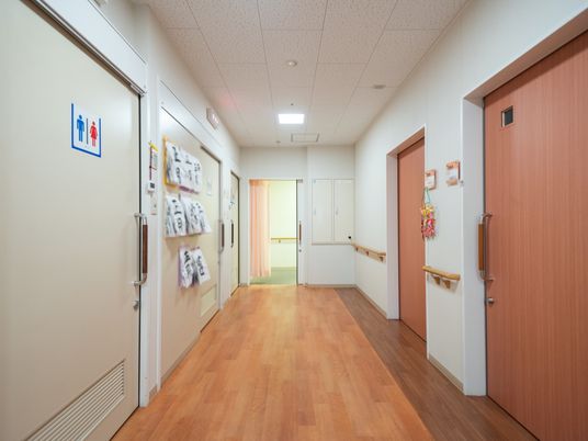清潔感ある施設の廊下