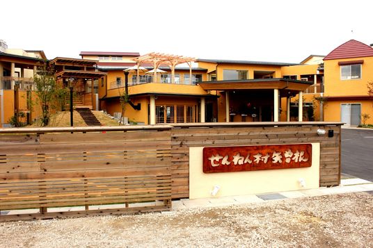 温かみのある施設の外観