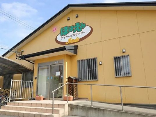 明るい建物外観  