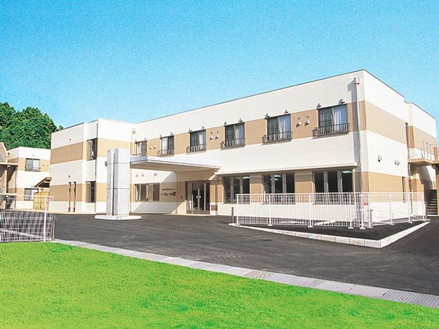 明るい建物外観 外観   青空の下に、白とベージュを基調にした明るい建物が広がっています。車寄せも見え、出入りしやすそうな印象です。