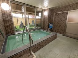 清潔な浴室と中庭