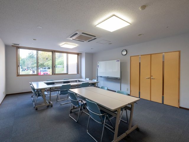 多目的室の明るい空間 共有スペース ゆとりある空間で、集いや活動ができる場をご用意しています。自然光が差し込む快適な環境が広がっています。