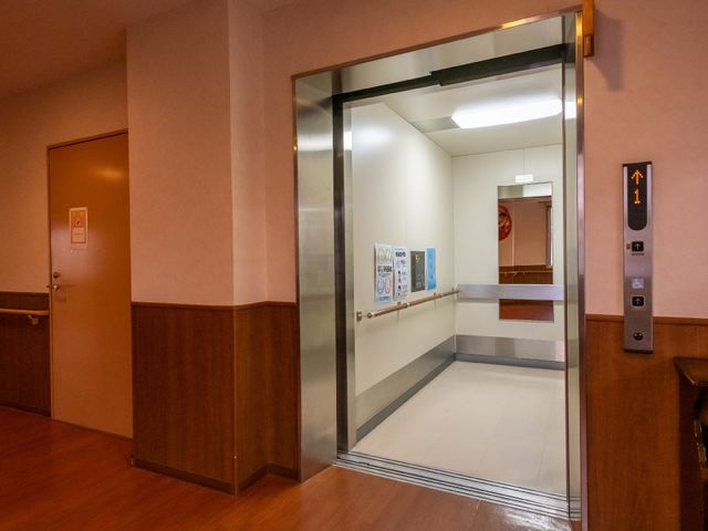 廊下のエレベーター エレベーター 清潔感のある廊下に面したエレベーターは、移動の利便性を高めています。