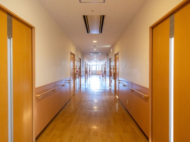 廊下の明るいイメージ 廊下 温もりのある木目の床と、手すりの設置が安心の通路です。