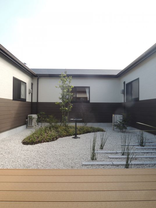 静かな中庭の風景