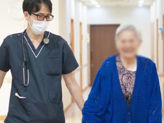 看護職員と入居者の廊下