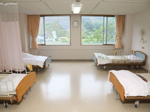 山が見える居室 居室 大きな窓から自然の景色を楽しめる居室です。明るく開放的な空間が広がっています。