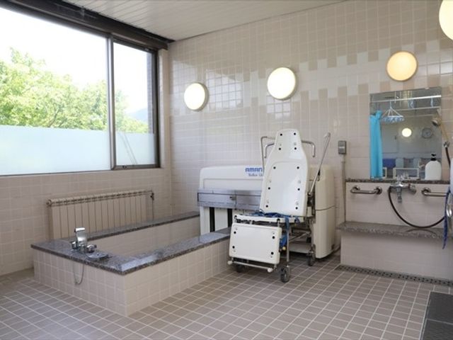 浴室の様子 浴室 広々とした明るい浴室には、座ったまま使用できる機械浴設備があります。自然光が心地よい空間です。
