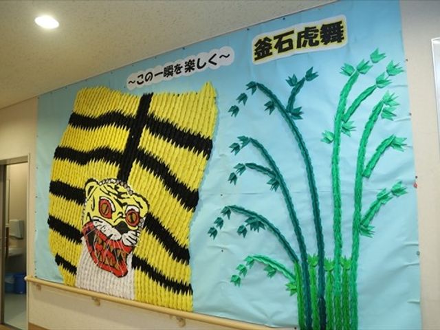 飾りがある廊下 廊下 華やかな飾りが目を引くこの場所は、日常に彩りを加えています。温かい空間作りがされています。