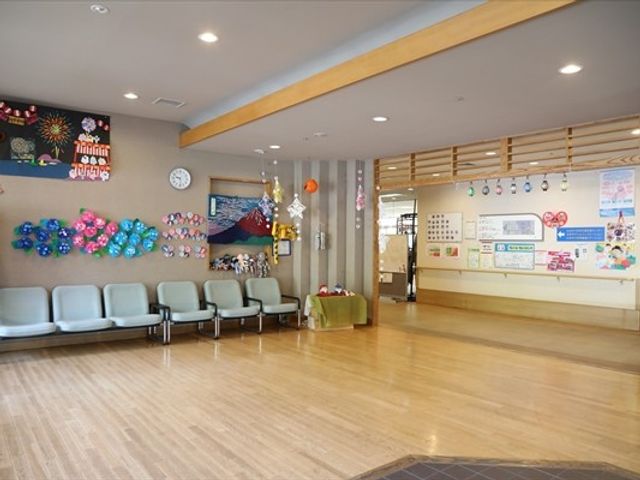 明るいロビー ロビー   広々とした床面のロビーです。壁面の飾りがあり、利用者の出入りを迎える空間になっています。