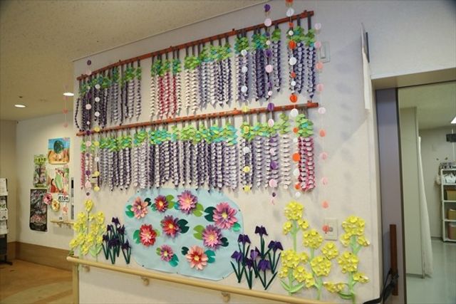 色紙のアートが飾られた壁面