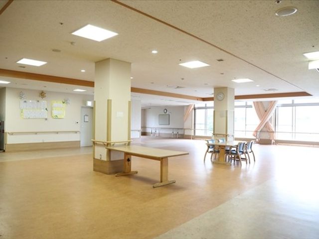広々とした共有スペース ラウンジ 開放感あふれる空間で、自然光が心地よく入り、リラックスした雰囲気が広がっています。