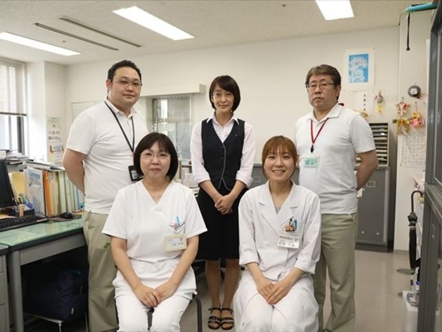 職員が集まる部屋 スタッフイメージ 職員が和やかに集まる空間です。働きやすい雰囲気を確認できます。