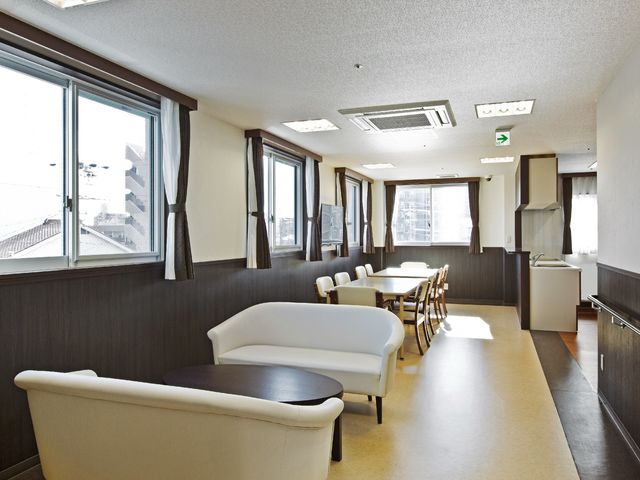 共有スペースの明るい居室 共用スペース 日当たりが良く、ゆったりとしたソファが配されたラウンジです。スタッフとご利用者様のコミュニケーションの場としても最適です。