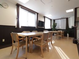 共有スペースの明るい部屋