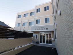 新しい建物のエントランス