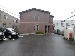 清潔感ある建物のエントランス