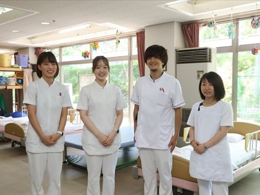 スタッフ4人の機能訓練室  