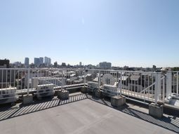 都市の景色が広がる屋上