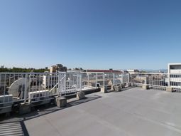 明るい屋上の風景