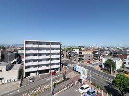 白い建物と周辺景観