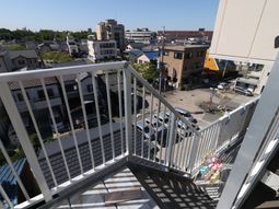 明るい日差しのバルコニー