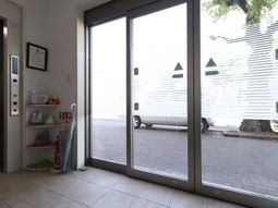 明るく開放的なエントランス