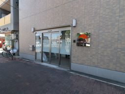 明るいエントランス外観