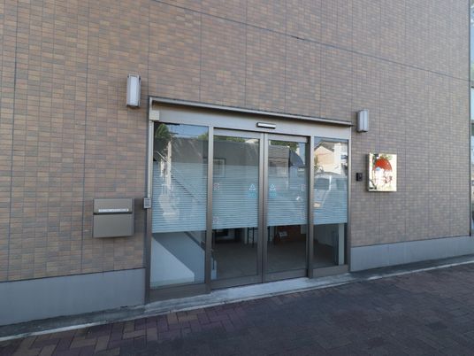 施設のエントランス外観
