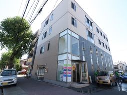 清潔なビルのエントランス