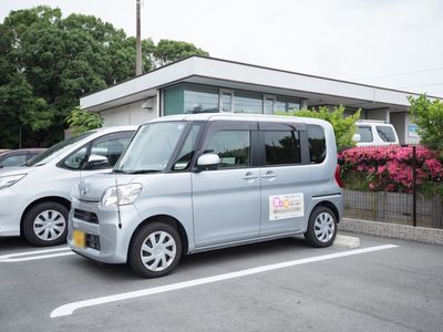 施設前の駐車場風景