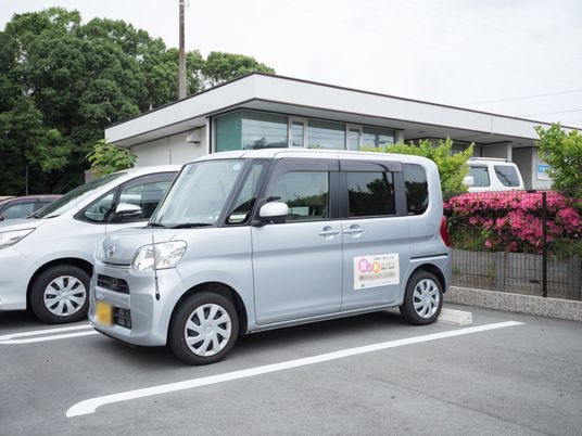 施設前の駐車場風景